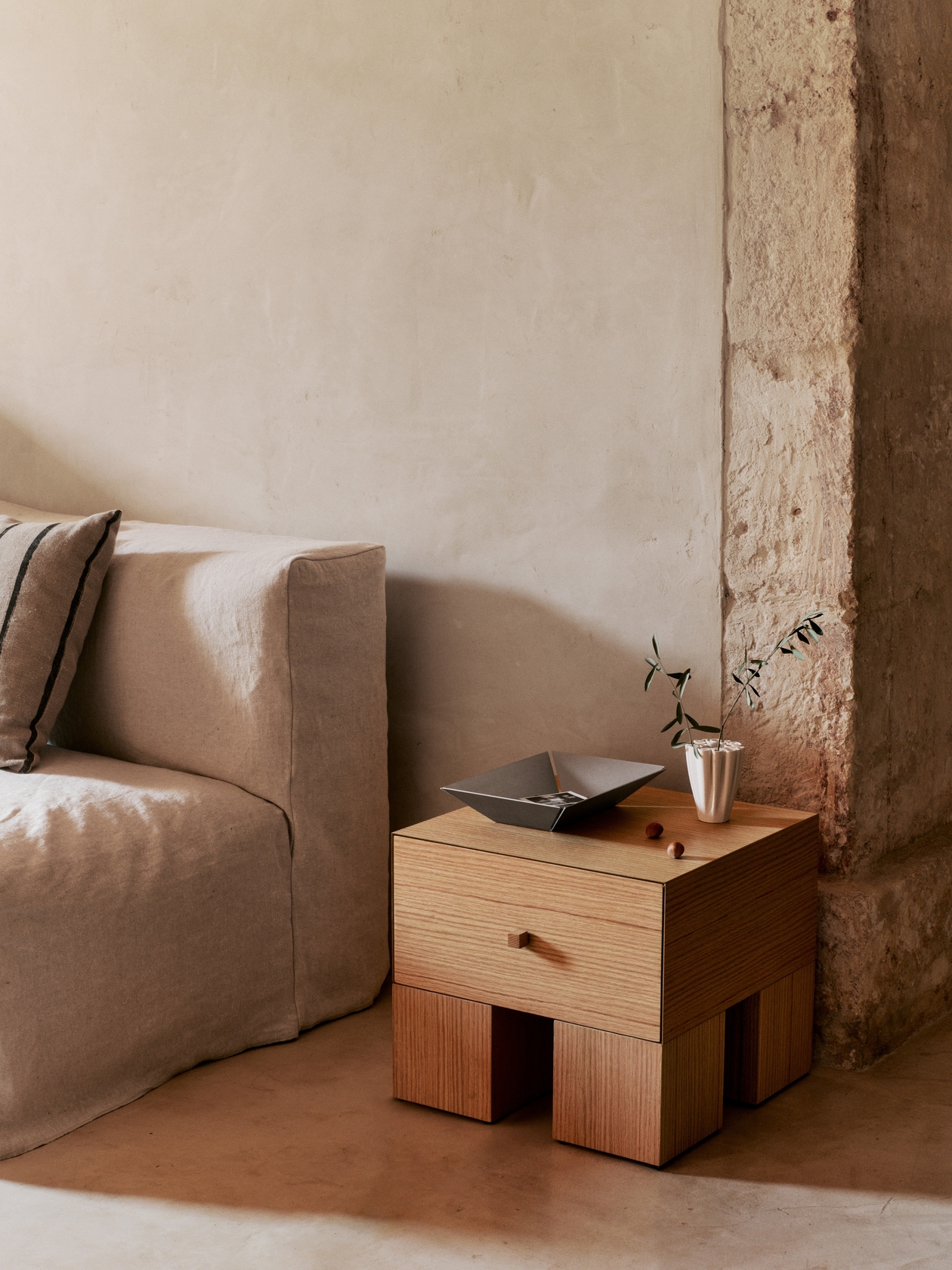 Kuben Bedside Table