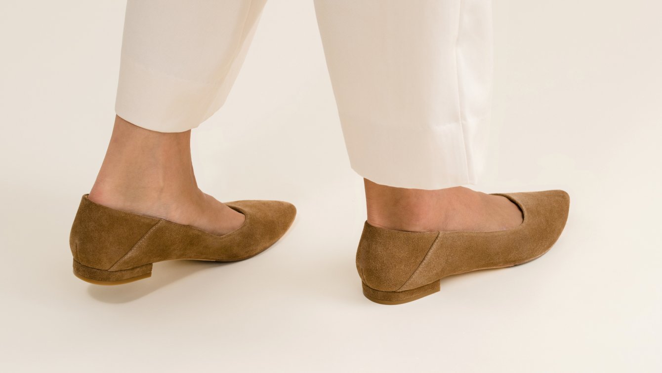 Nisolo Fina Pointed Toe Flat Greige Snake