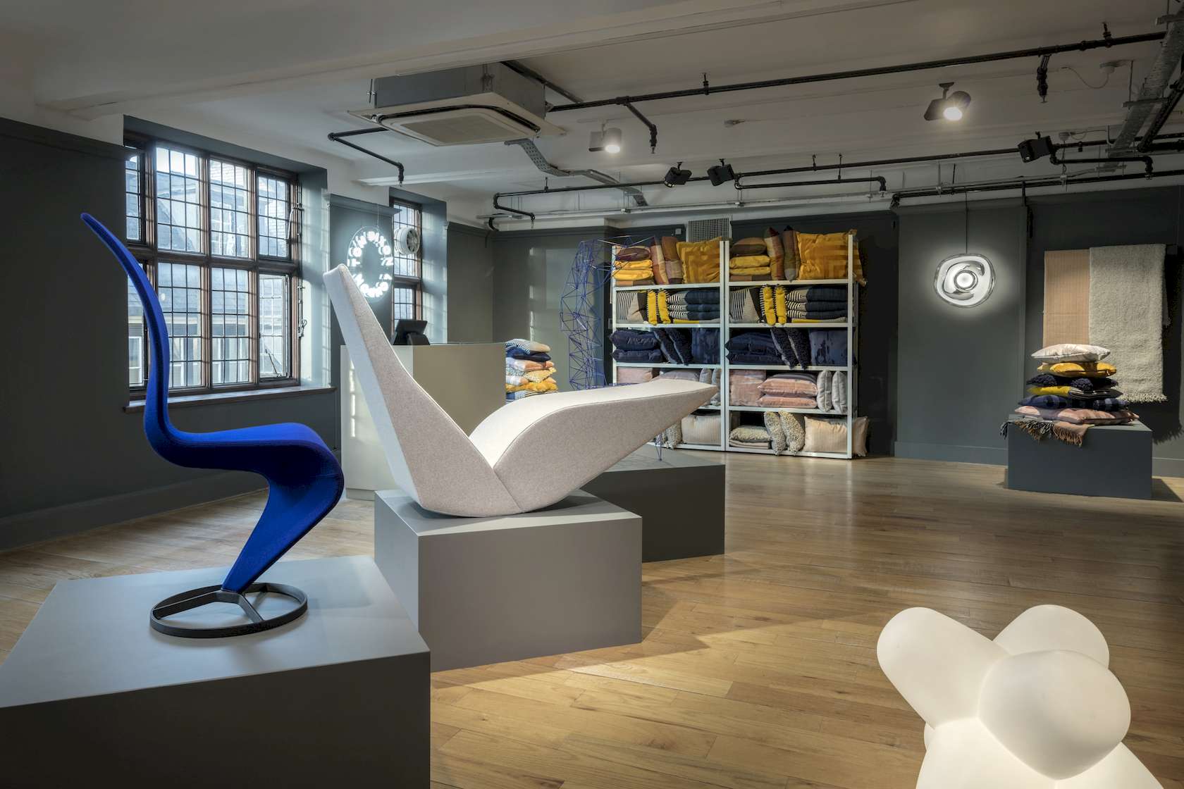 Bird Chaise - Cat-EL0200 - Floor Stock