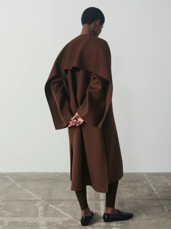 FFORME RTW Fall 2023
In its third collection, FFORME continued to explore refined shapes and modular wardrobe building for polished women.
02/11/23