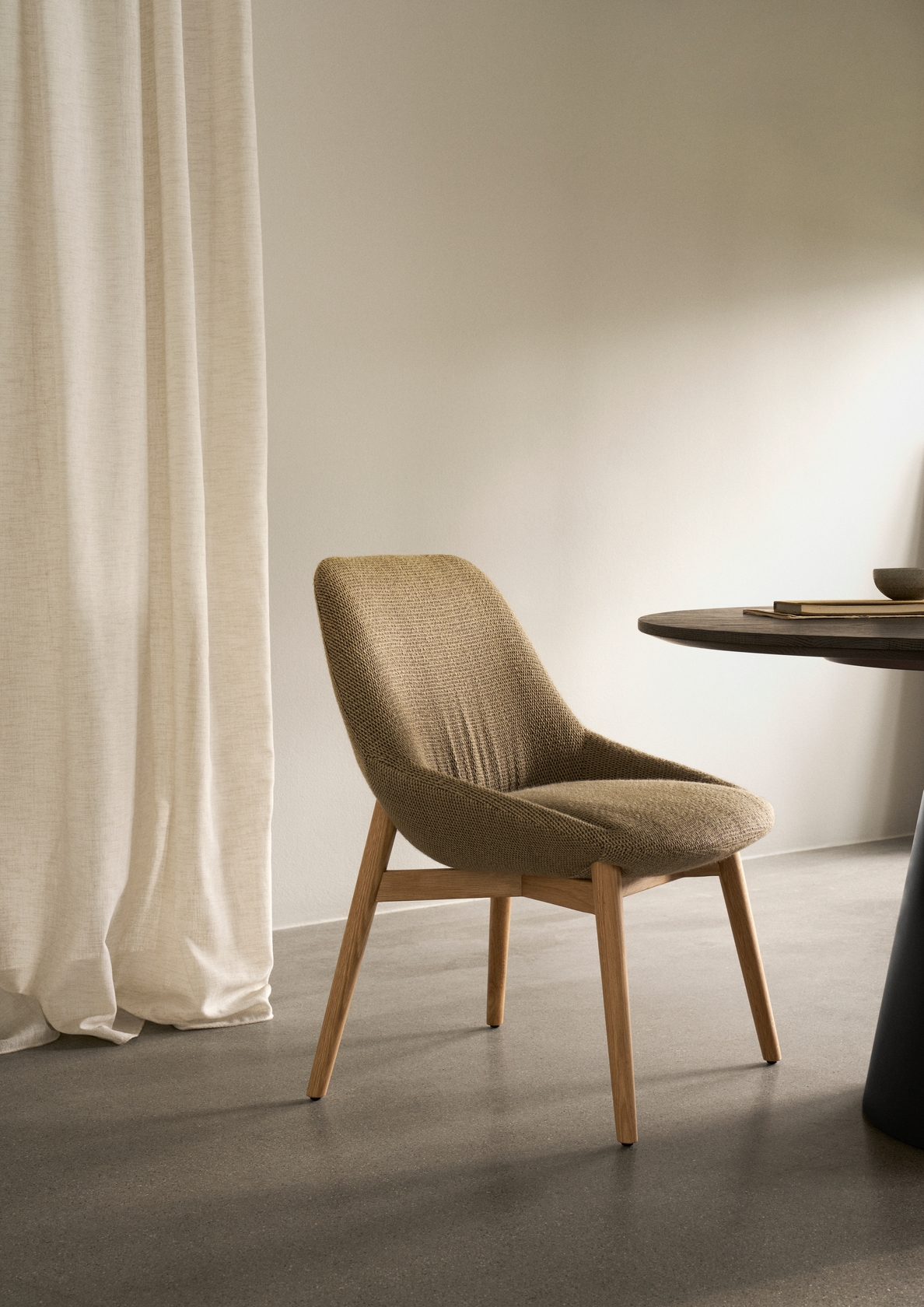 Sinum Dining Chair with Wooden Base