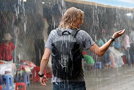 Backpack-Rain-Cover-Lifestyle-03-v1573132344834