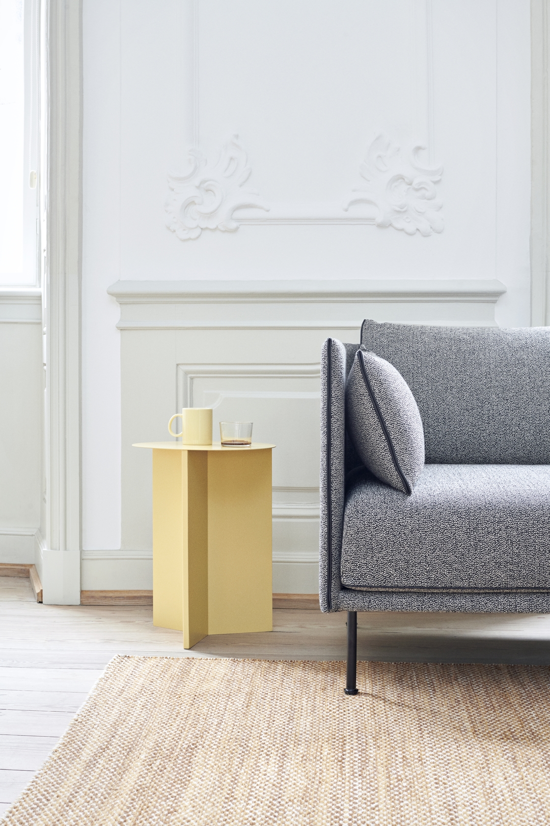 Slit Round High Table