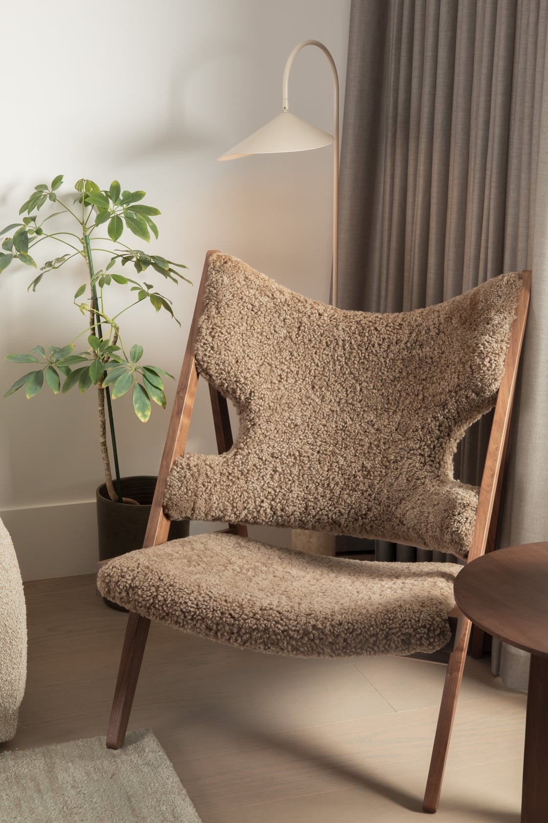 Knitting Lounge Chair - Natural Oak/Sheepskin Nature - Floor Stock