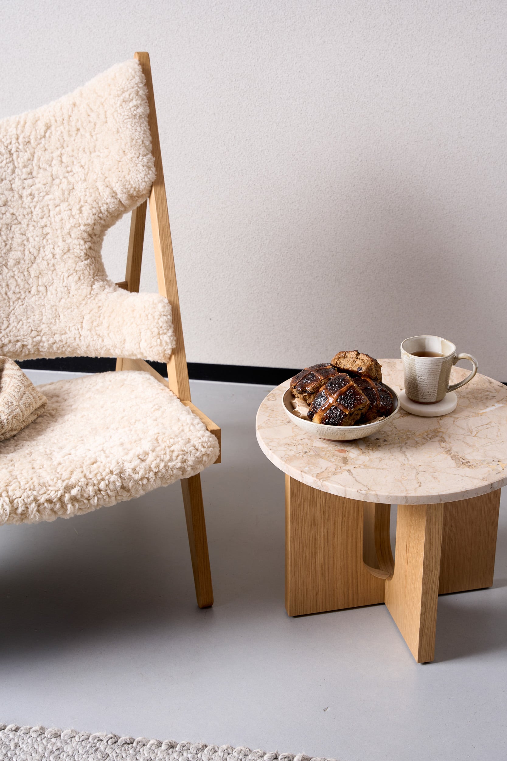 Knitting Lounge Chair - Natural Oak/Sheepskin Nature - Floor Stock