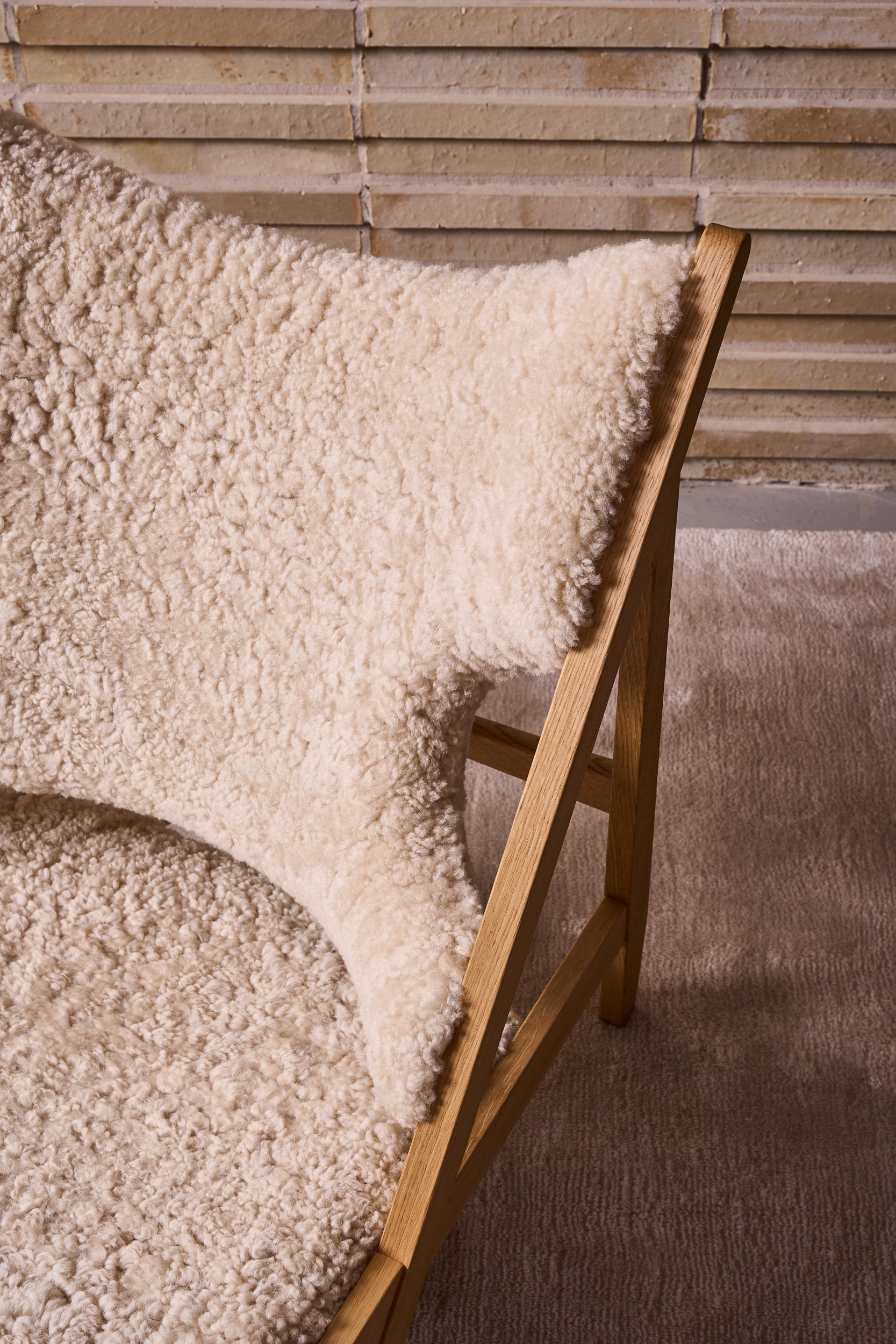 Knitting Lounge Chair - Natural Oak/Sheepskin Nature - Floor Stock
