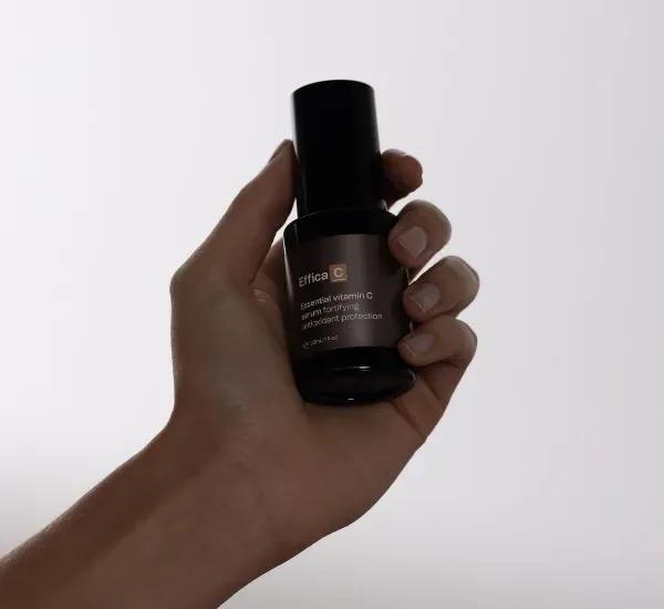 Model holding Synergie Effica C Serum