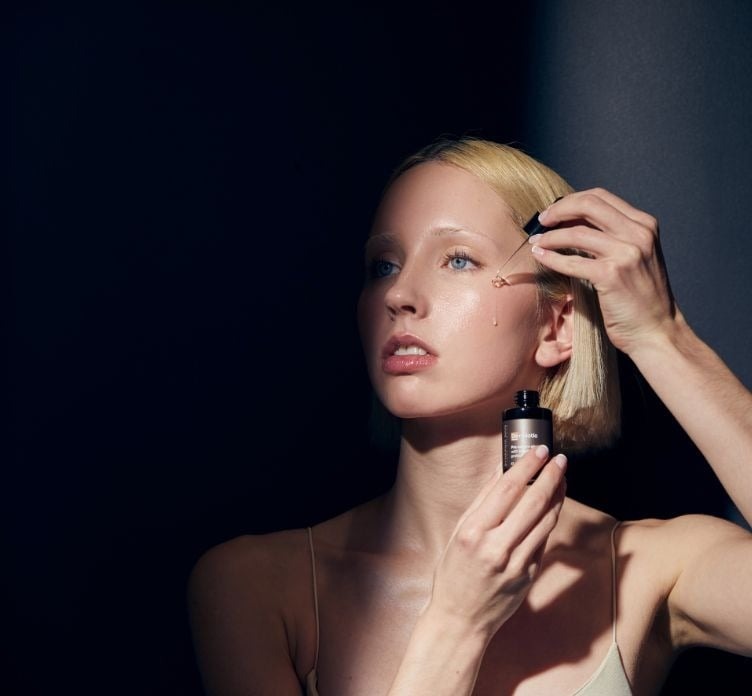 Model Applying Synergie Dermiotic to skin