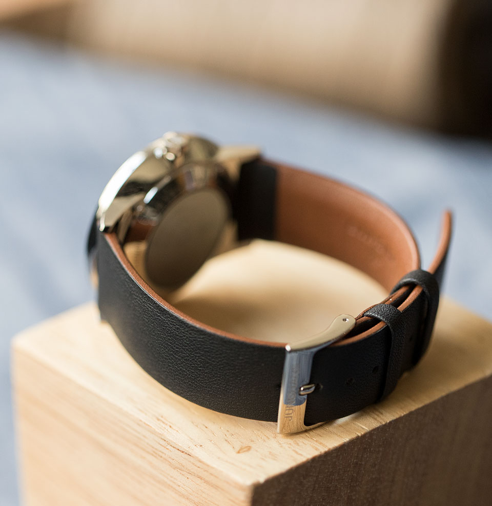 FORM A Supple black leather band