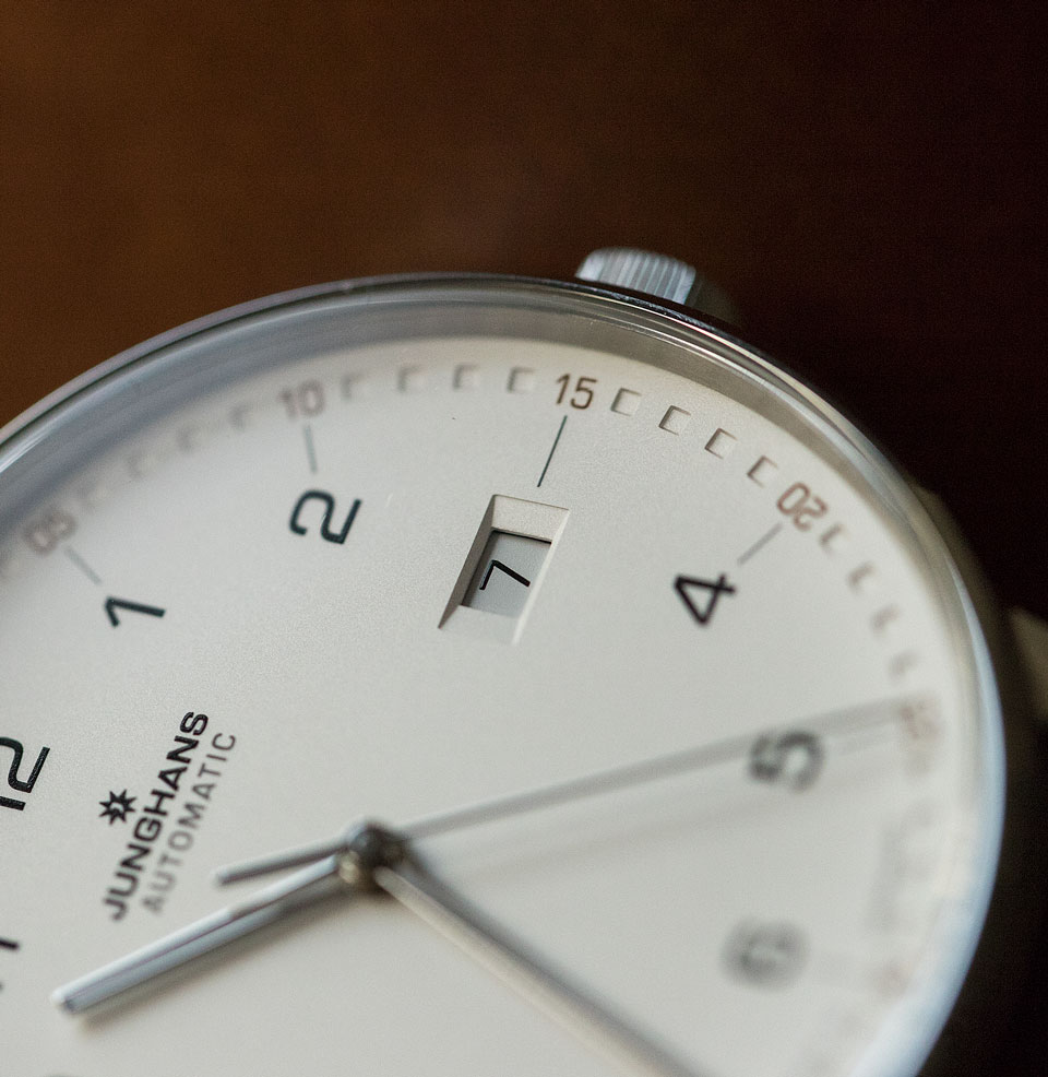 FORM A Beveled date window