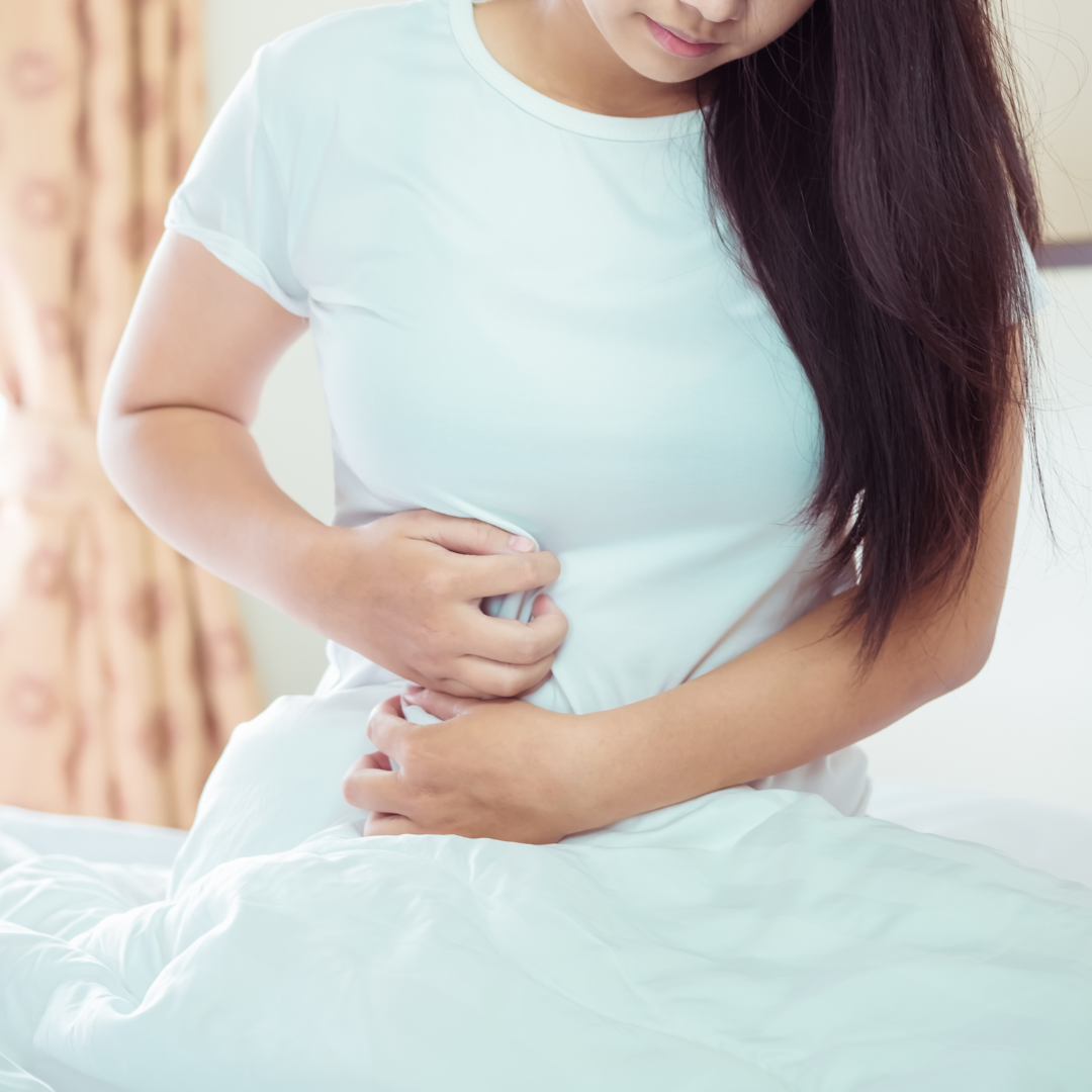 Kvinna som har ont i magen på grund av läckande tarm