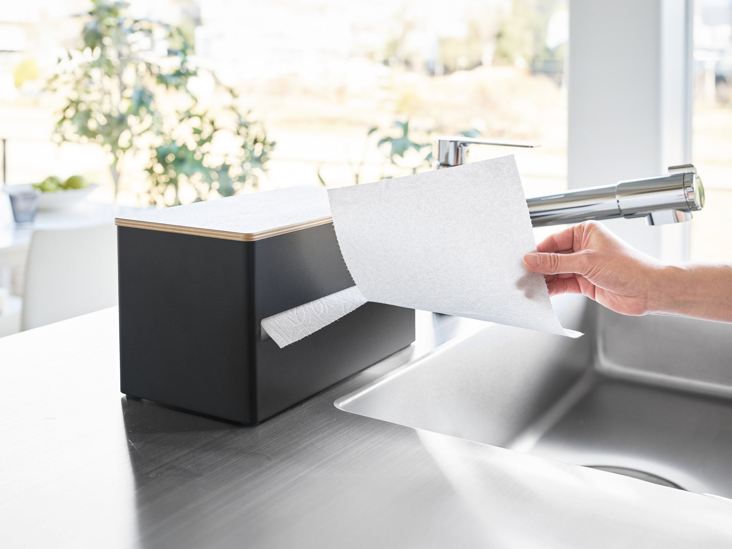 Kitchen Paper Towel Holder : Sturdy steel body allows for comfortable one-handed use	