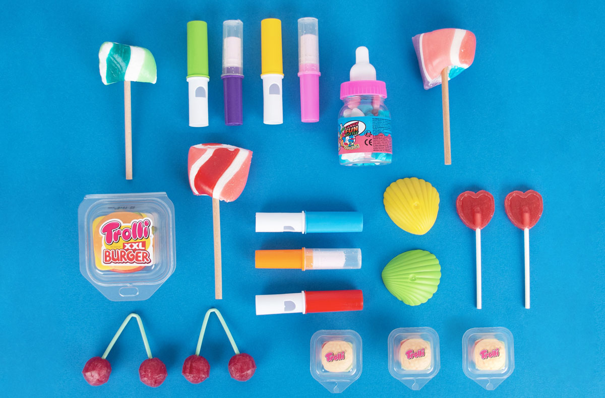 Sélection de bonbons pour une table d'anniversaire enfant colorée et sucrée