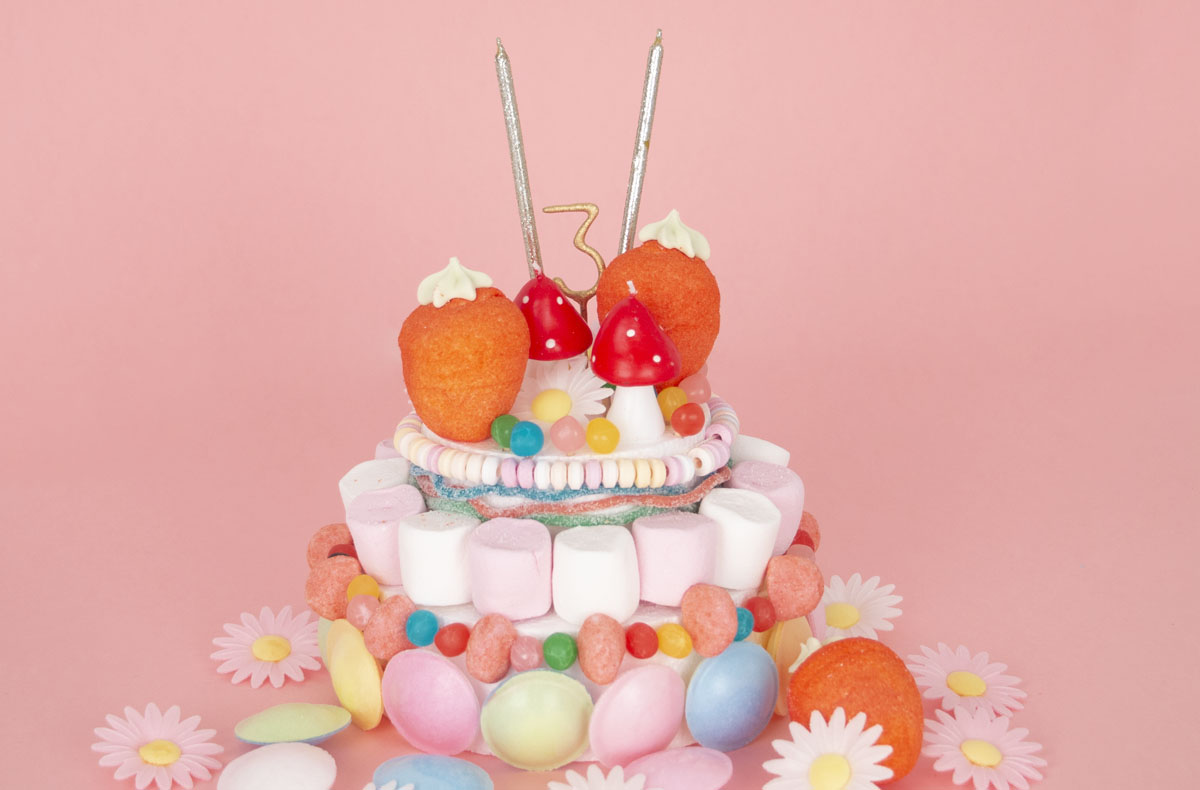Selezione di decorazioni dolci per torta di compleanno o torta nuziale