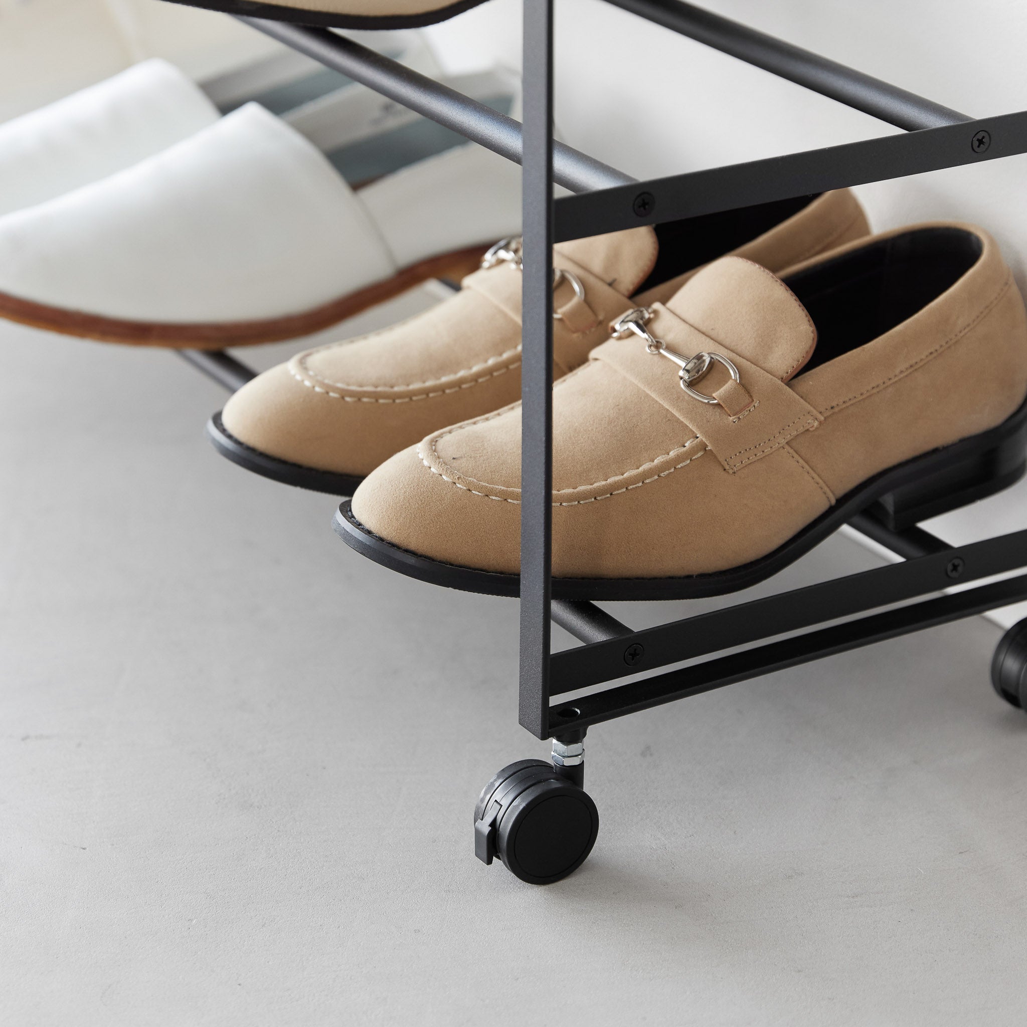 5-Tiered Wood-Top Shoe Rack with Casters (Shoe Rack): Casters for easy mobility