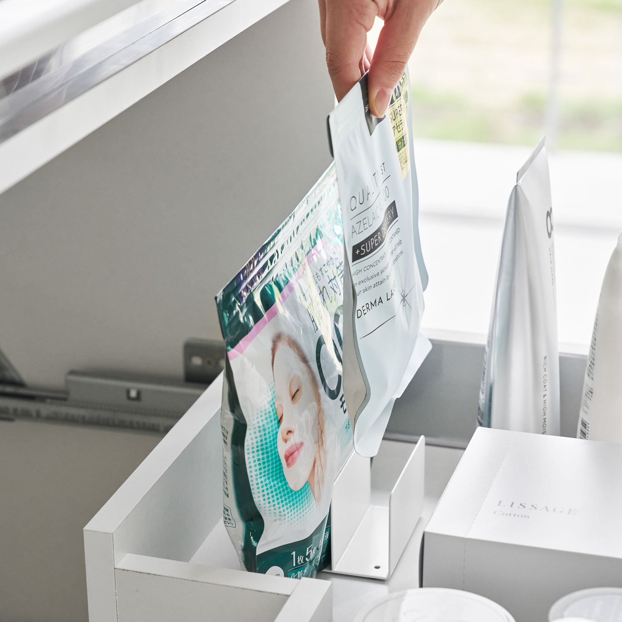 Shelf Organizer (Holder): Flexible placement