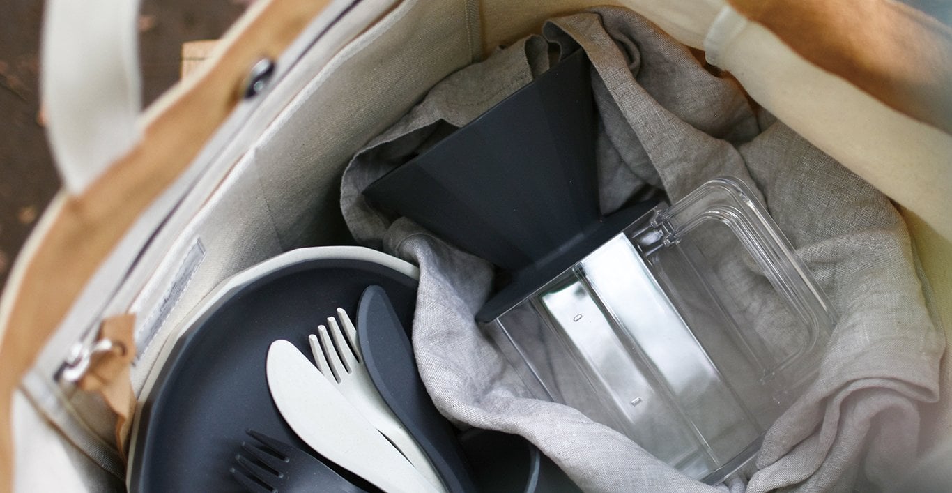  ALFRESCO utensils, plates, and coffee brewer set in a tote bag  