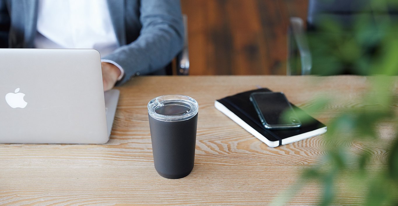  TO GO tumbler 360ml in black on a desk 