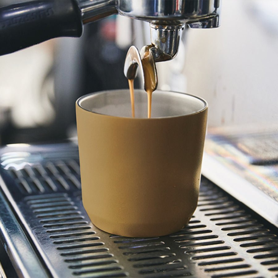  Coffee machine pouring espresso into a TO GO tumbler 240ml in coyote  