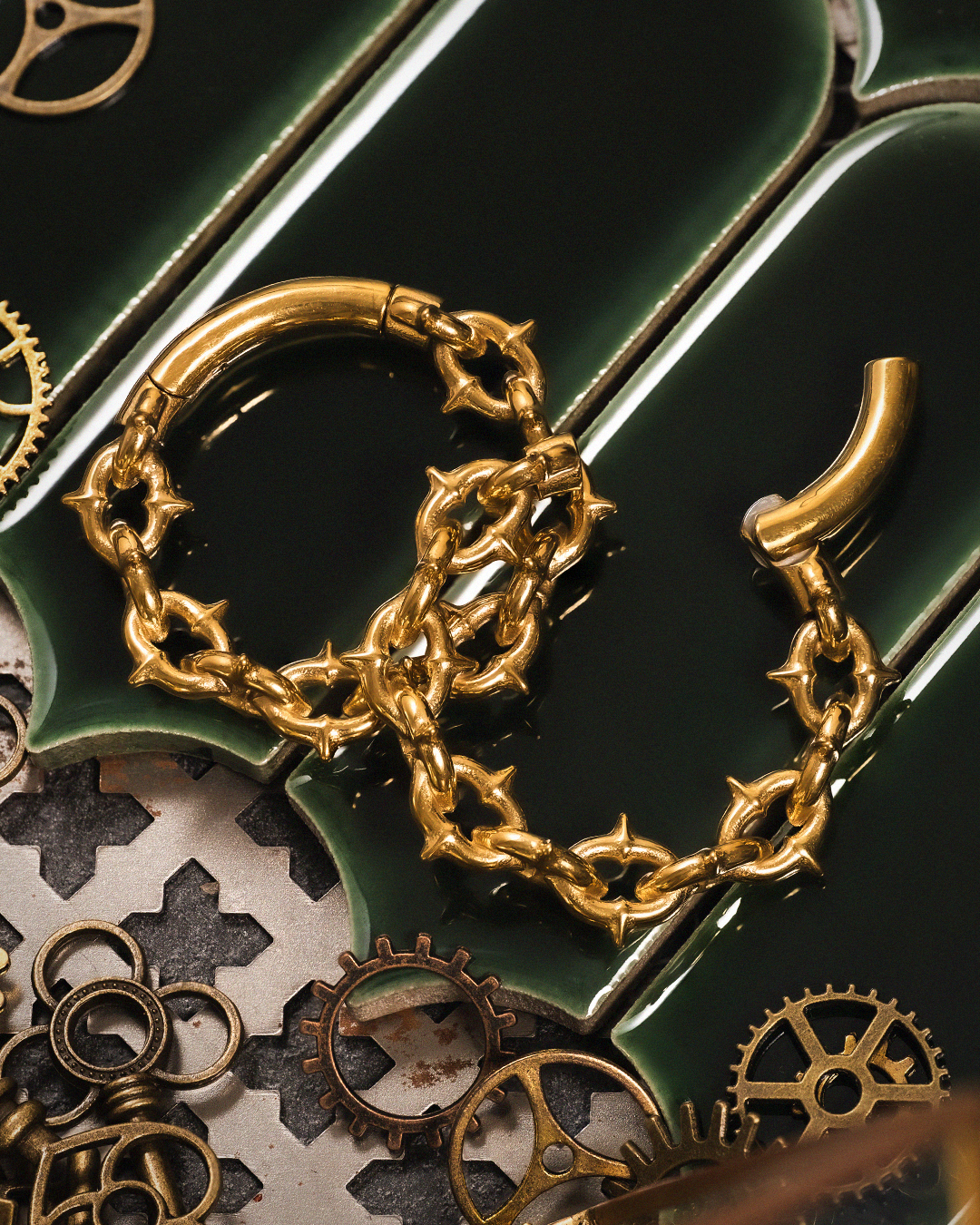 Alternative Goldene Ketten-Ohrhänger mit Spikes – Paar