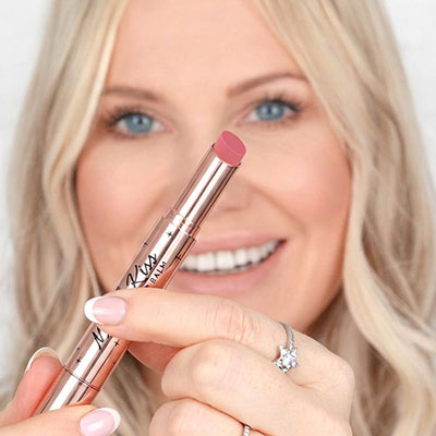 Bellamianta Magic Kiss Lip Balm in Bella Blush how to use - Step 1