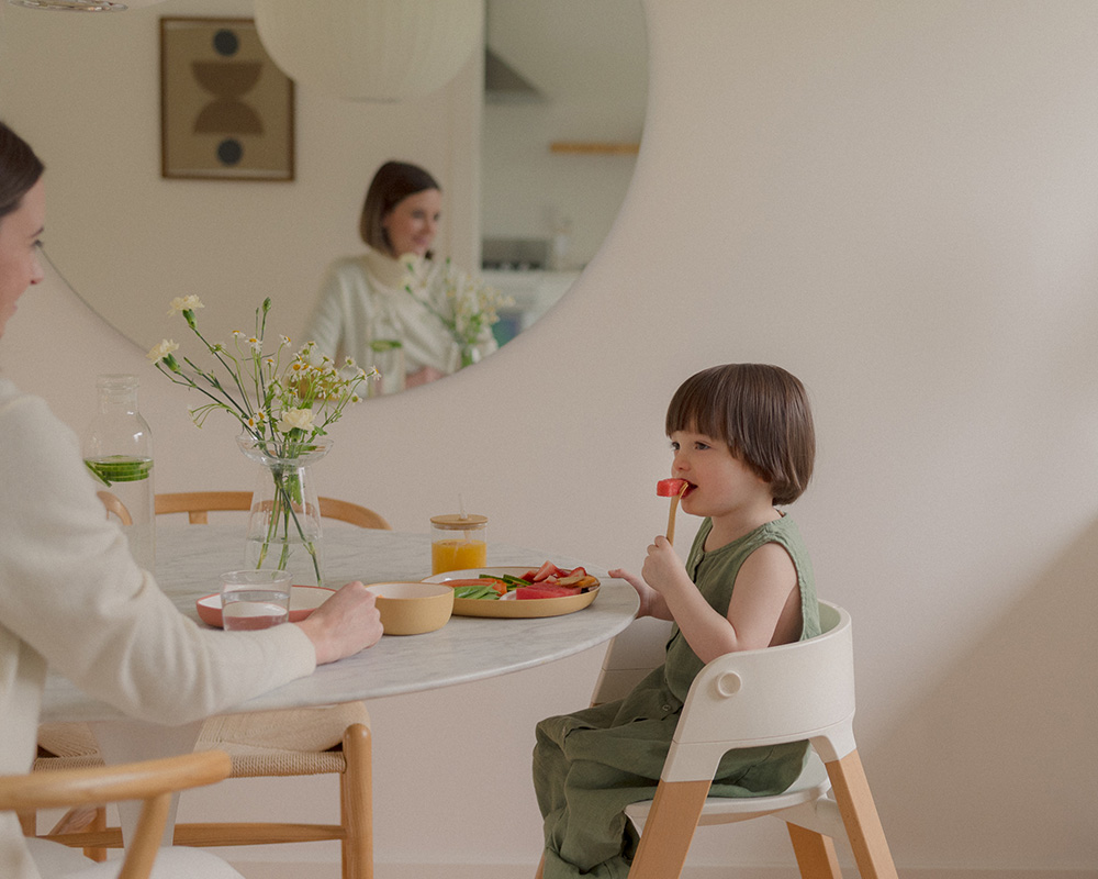  Kleinkind essen Früchte mit BONBO Volk in Gelb 