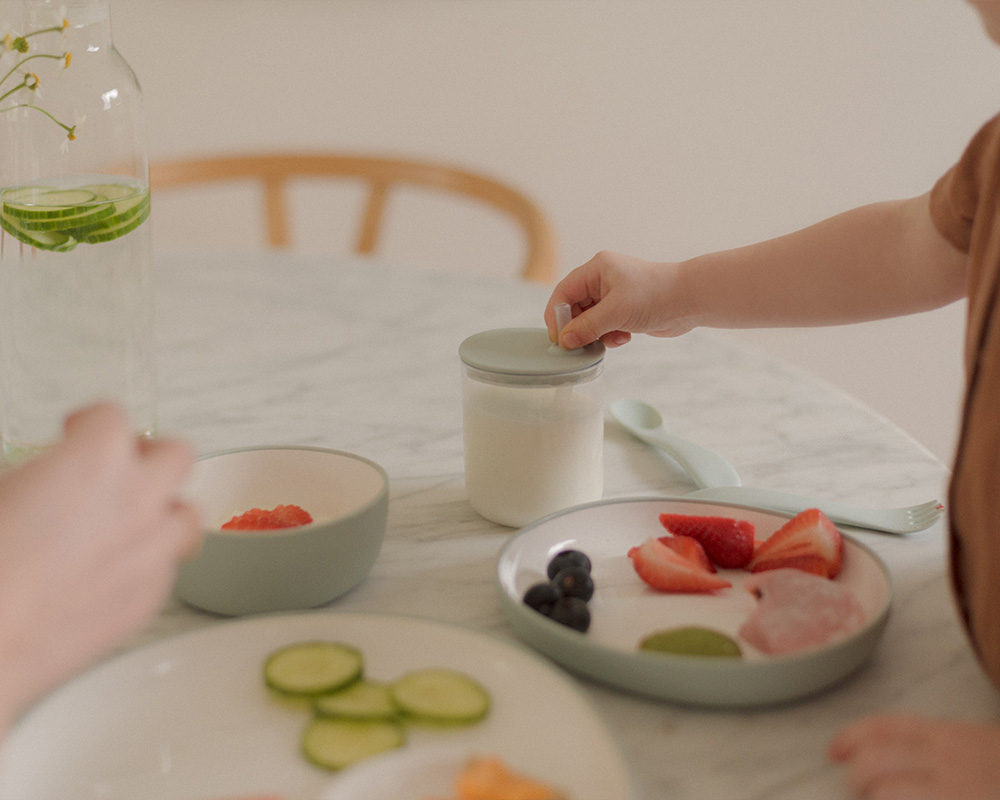  BONBO Teller blaugrau mit Snacks und BONBO Strohbecher mit Milch  