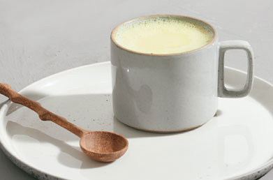 Mug of latte made with Navitas Maca Gelatinized Powder