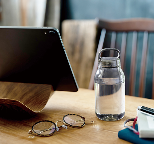  WATER BOTTLE smoke op het bureau 