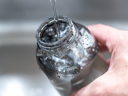  WATER BOTTLE fumer avec de l'eau versée à l'intérieur  