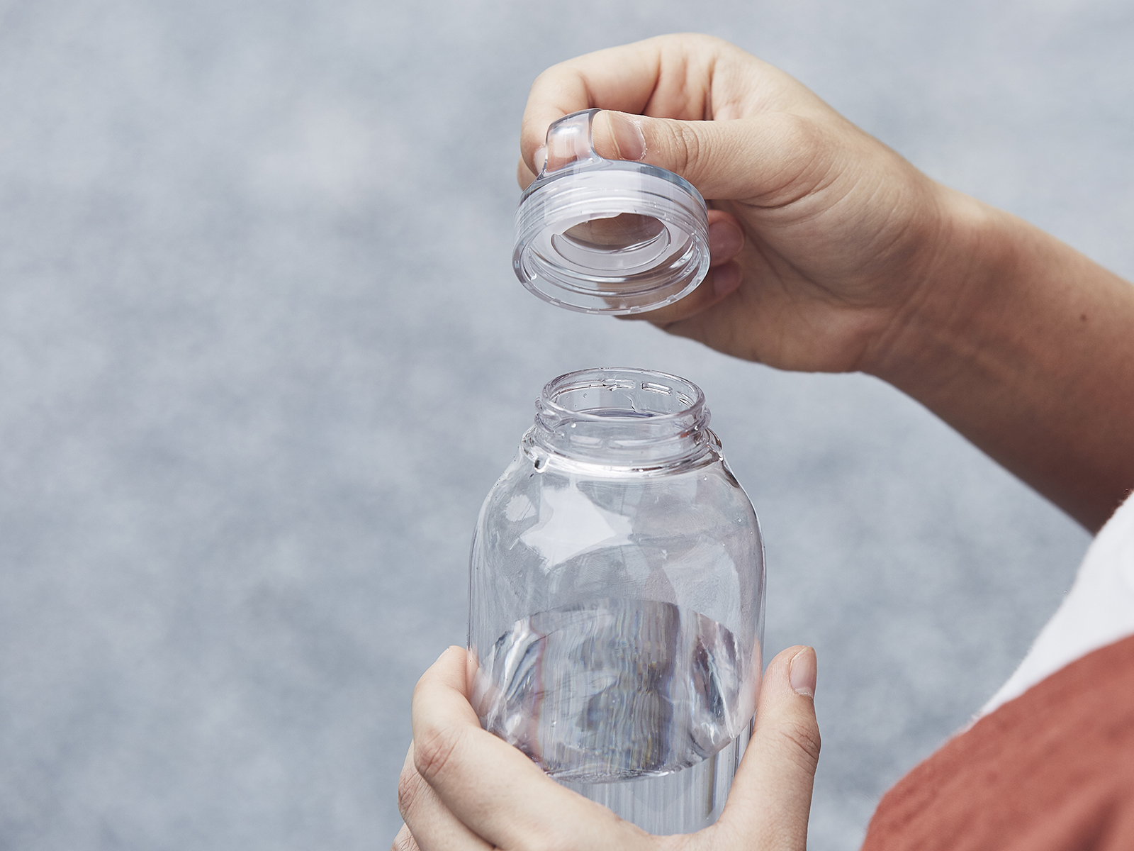  WATER BOTTLE clear met deksel eraf 