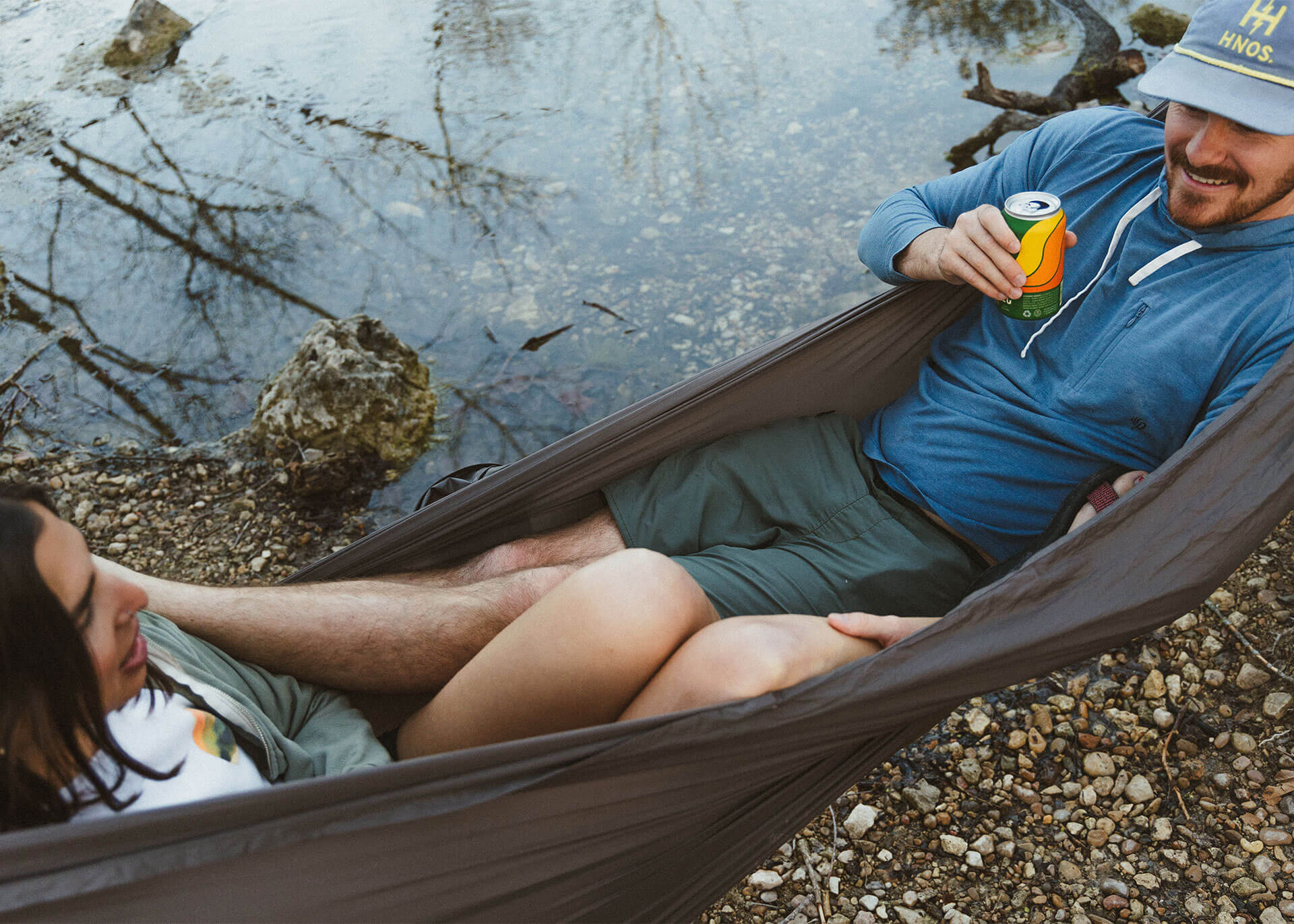 Man and woman sitting in Kammok Roo Double XL in Granite Gray.