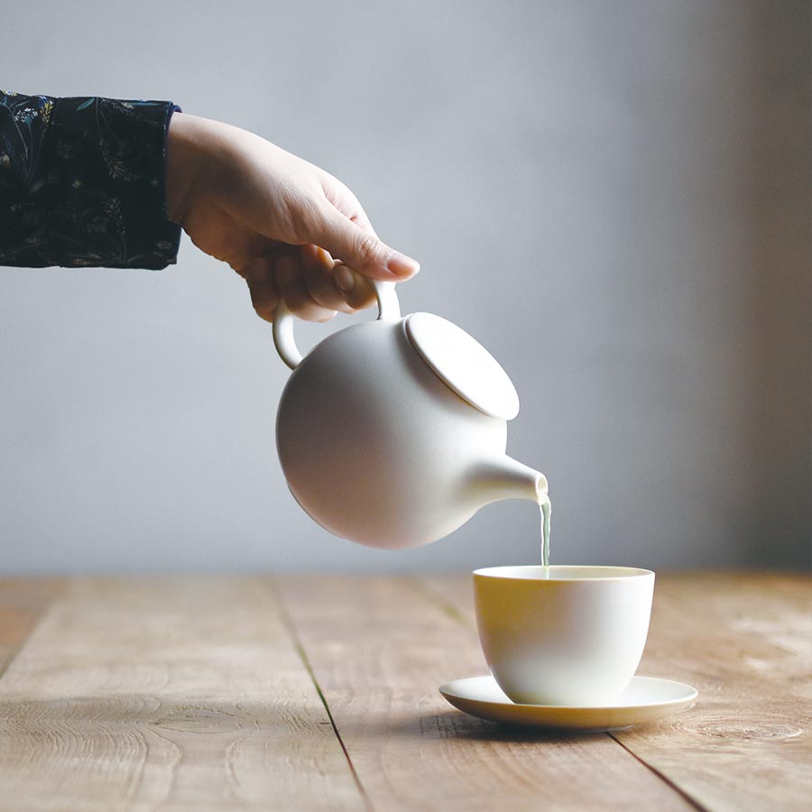  Pouring tea with PEBBLE teapot into PEBBLE cup and saucer  