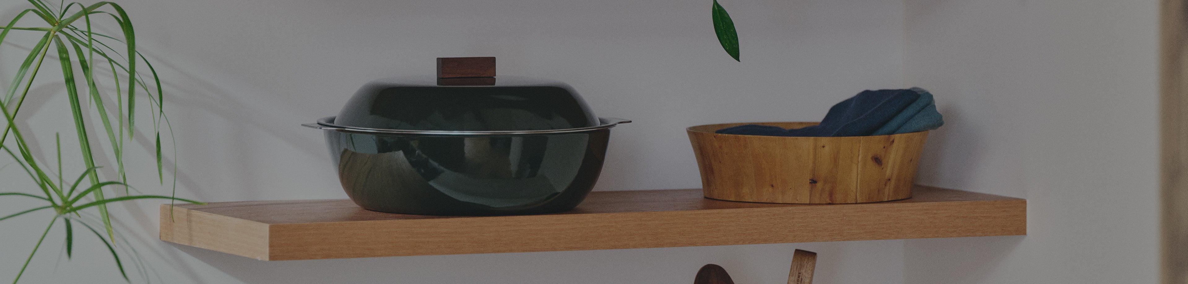  KAKOMI IH Enamel Pot on a kitchen shelf 