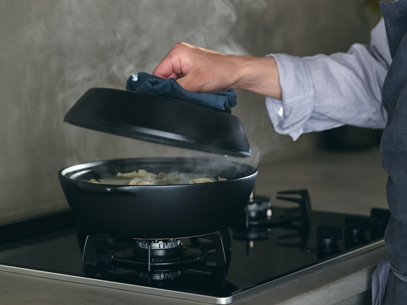  KAKOMI Ceramic Pot on a gas stove top 