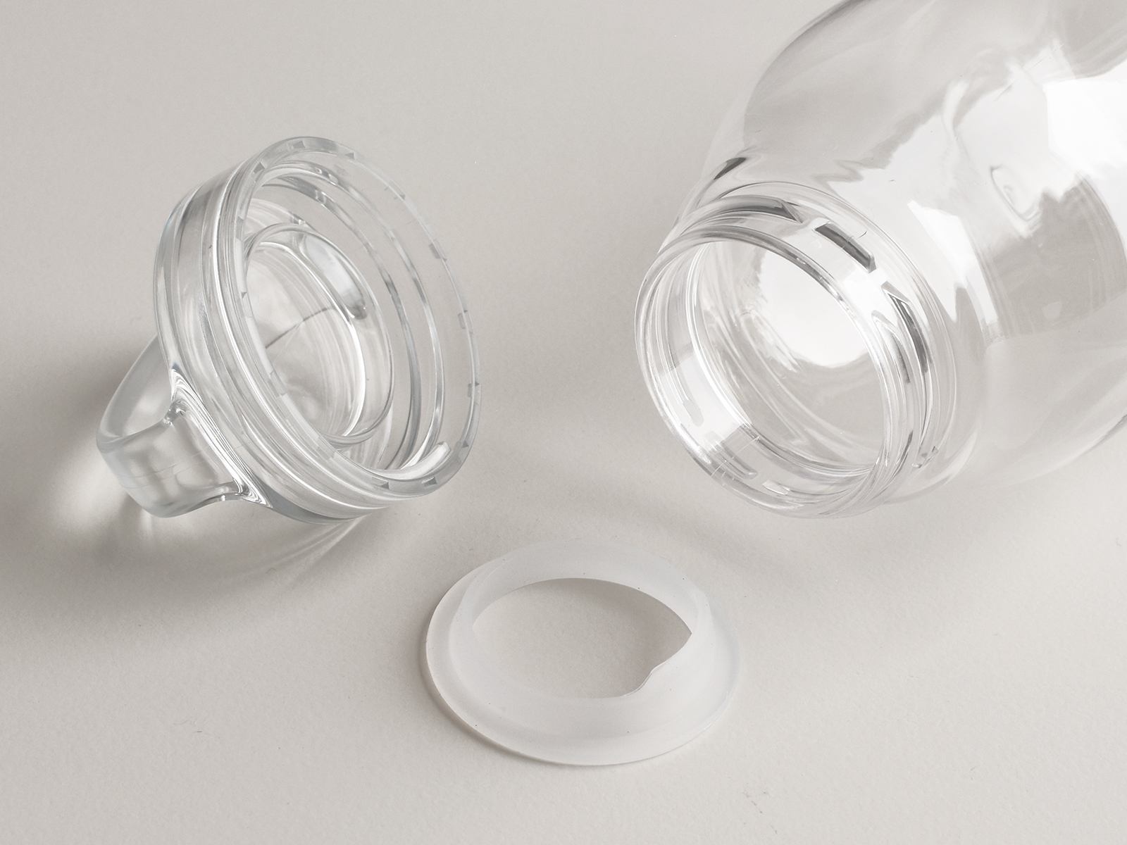 WATER BOTTLE transparent avec capuchon et anneau en silicone