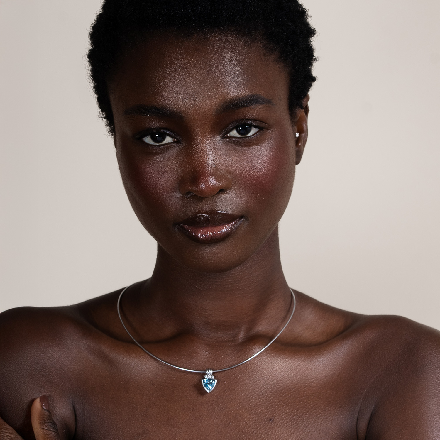 https://www.dowerandhall.com/collections/sale-fine-jewellery/products/18k-aquamarine-aurora-trillion-necklace