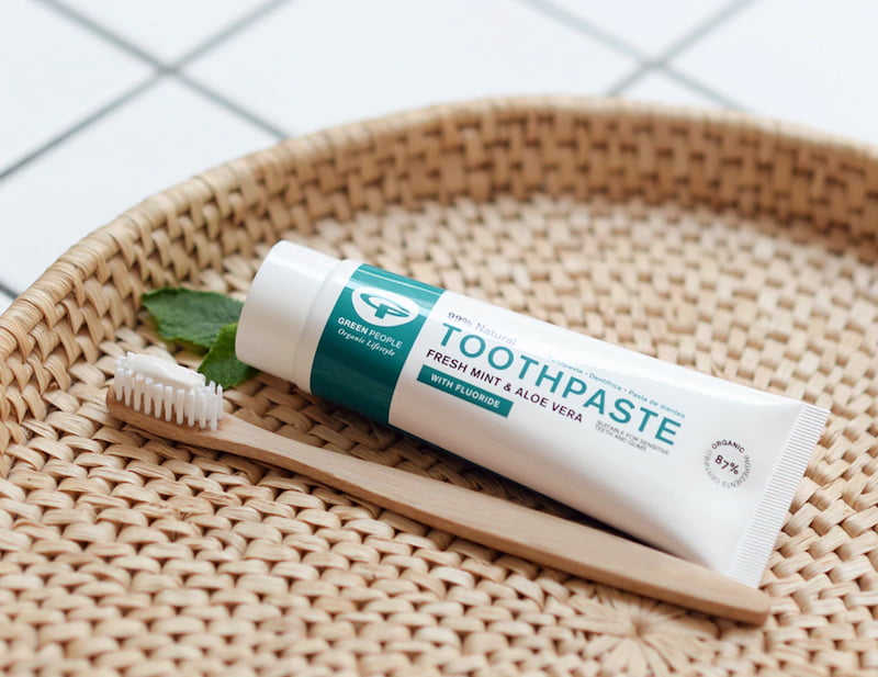 Natural toothpastes with fluoride