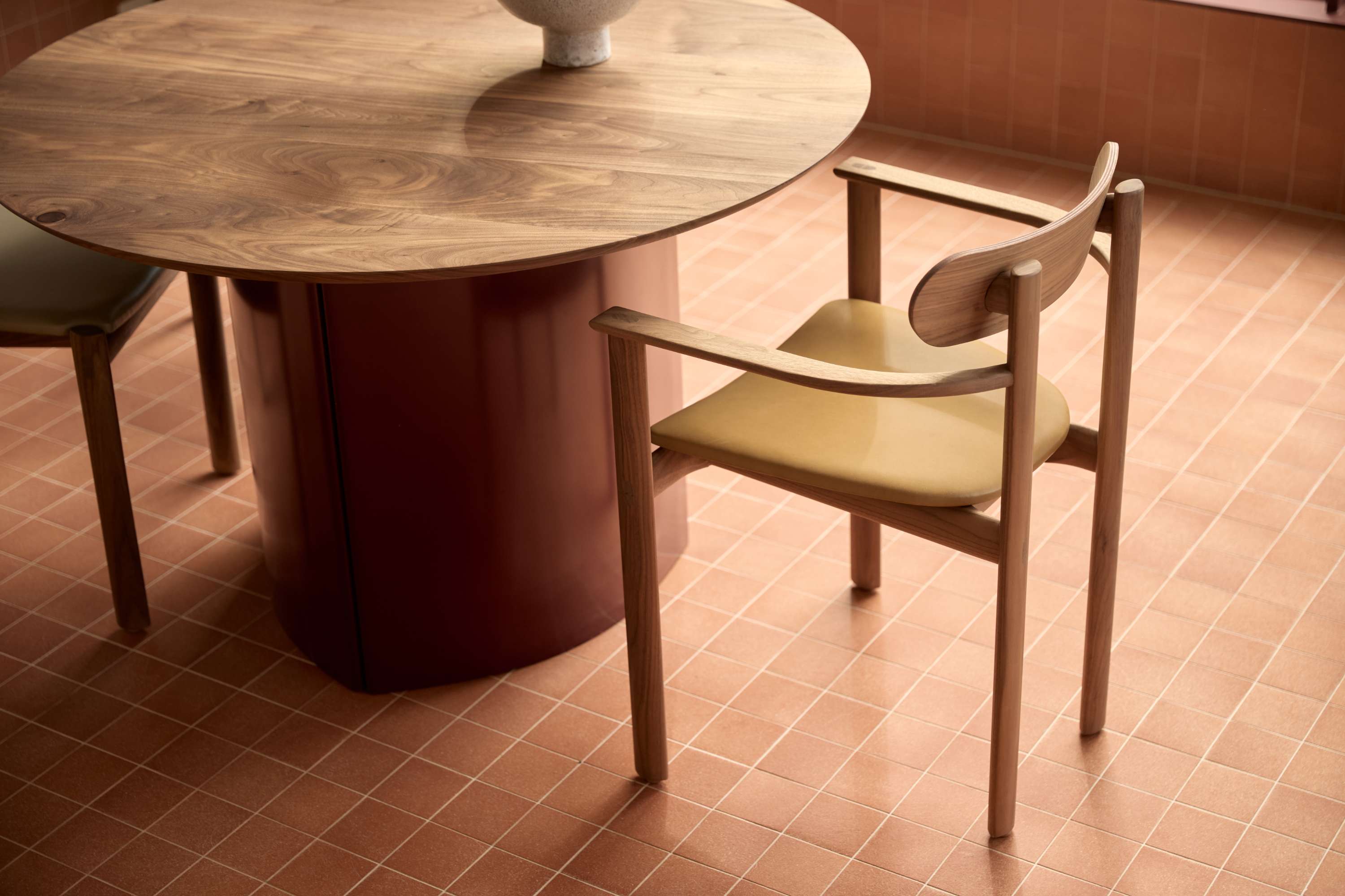 Jardan Soren Table Clarat Walnut Rye Chair 7