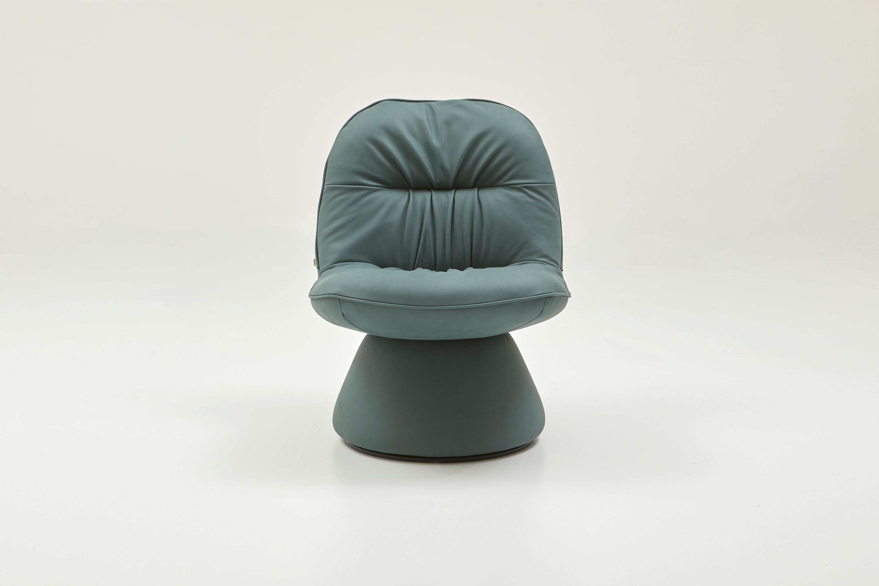 Jardan Wes Armchair ReturnSwivelBase JardanTaureauLeatherValley 1