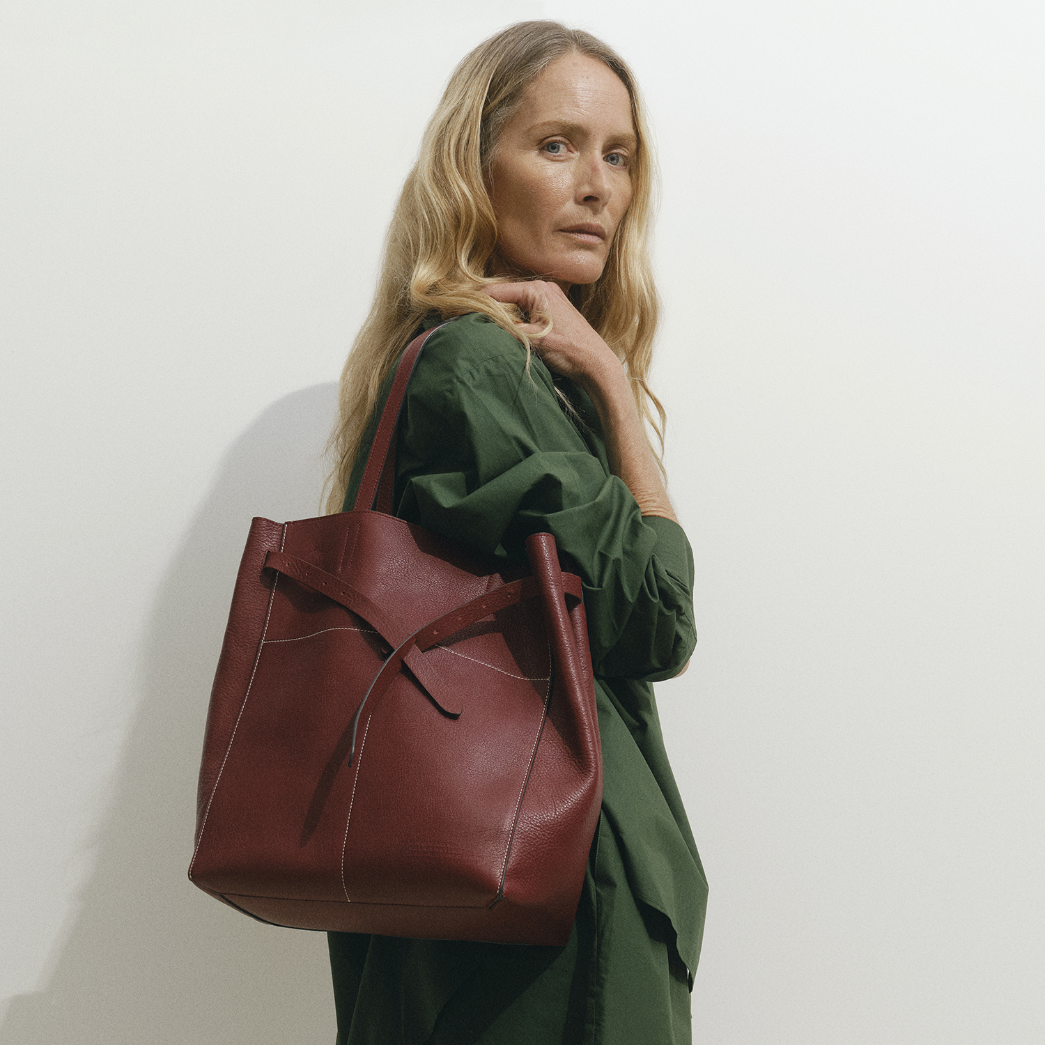 アニヤハインドマーチ　RETURN TO NATURE トートバッグ Return To Nature Biodegradable Leather | Anya Hindmarch US
