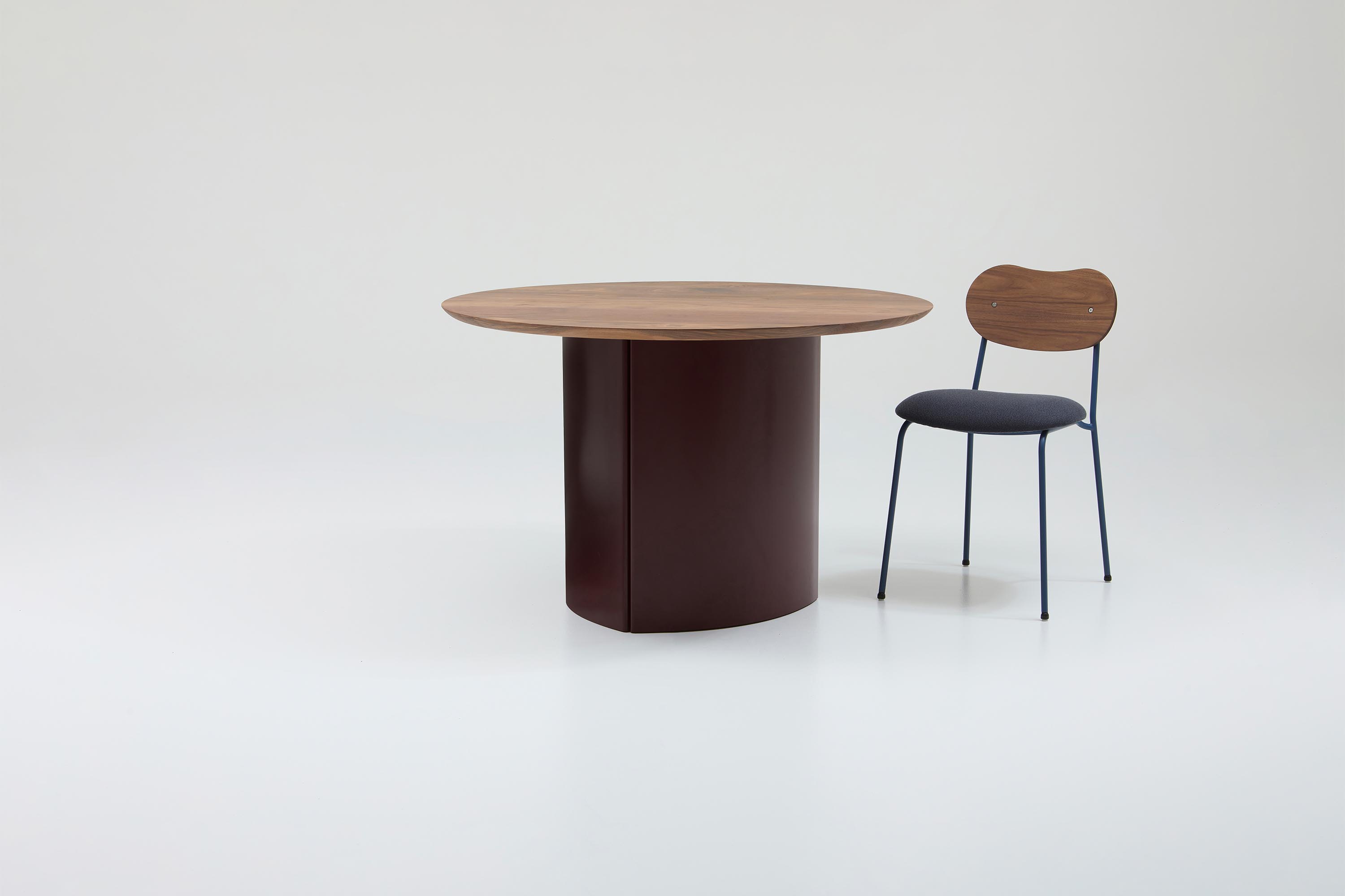 Jardan Soren Table Clarat Walnut Kai Chair Walnut Midnight Nocturne 14