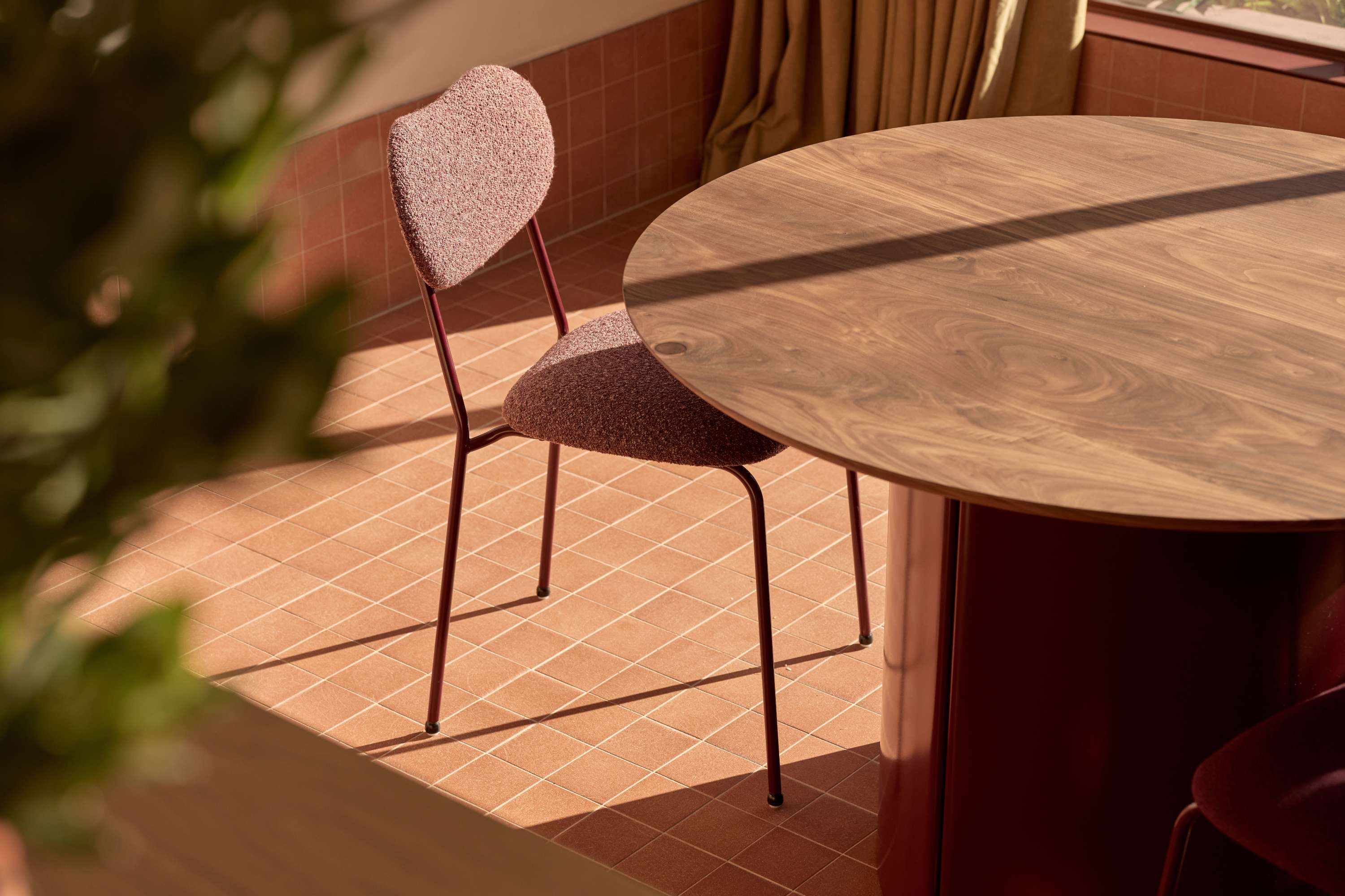 Jardan Soren Table Clarat Walnut Kai Chair 4