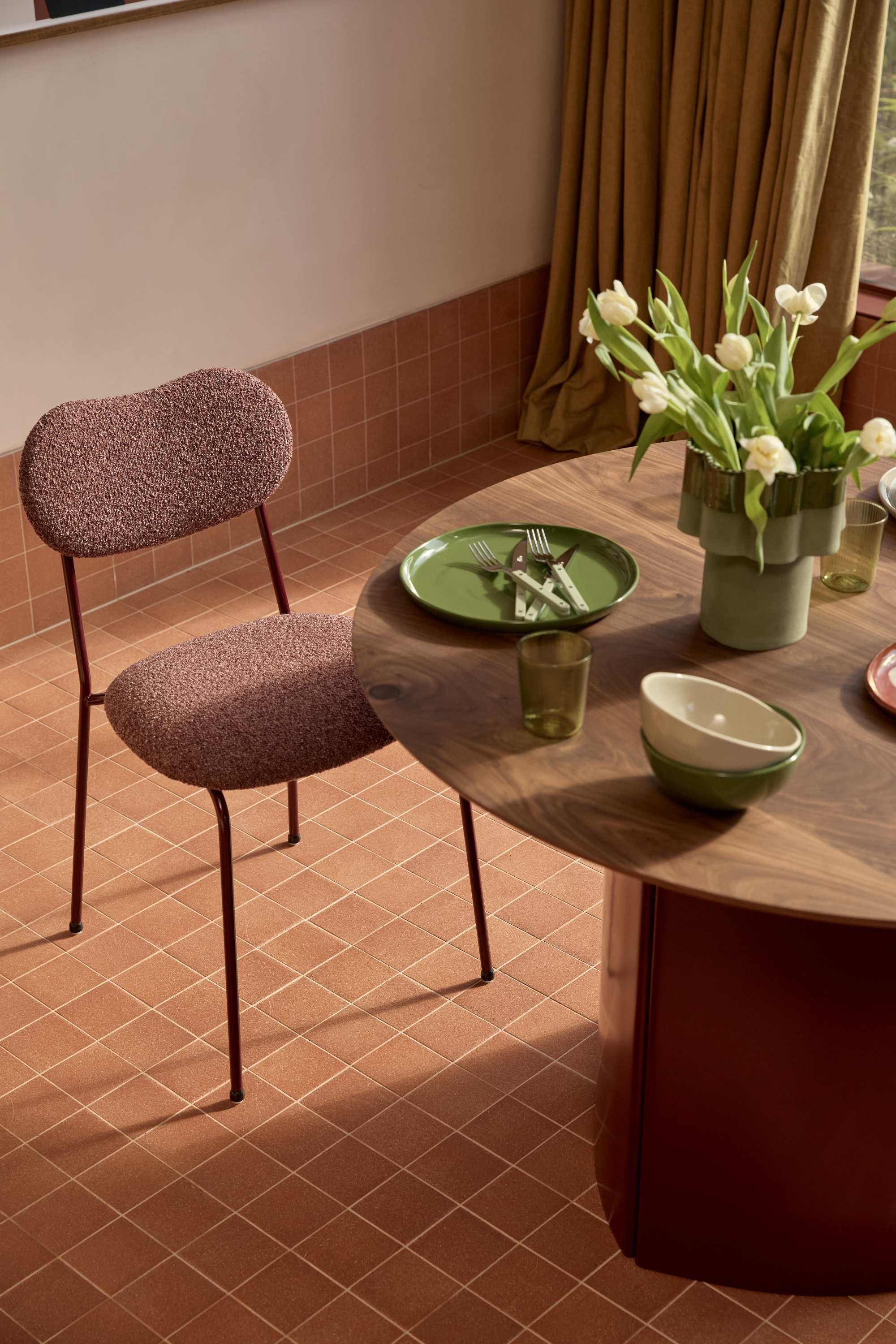 Jardan Soren Table Clarat Walnut Kai Chair 11