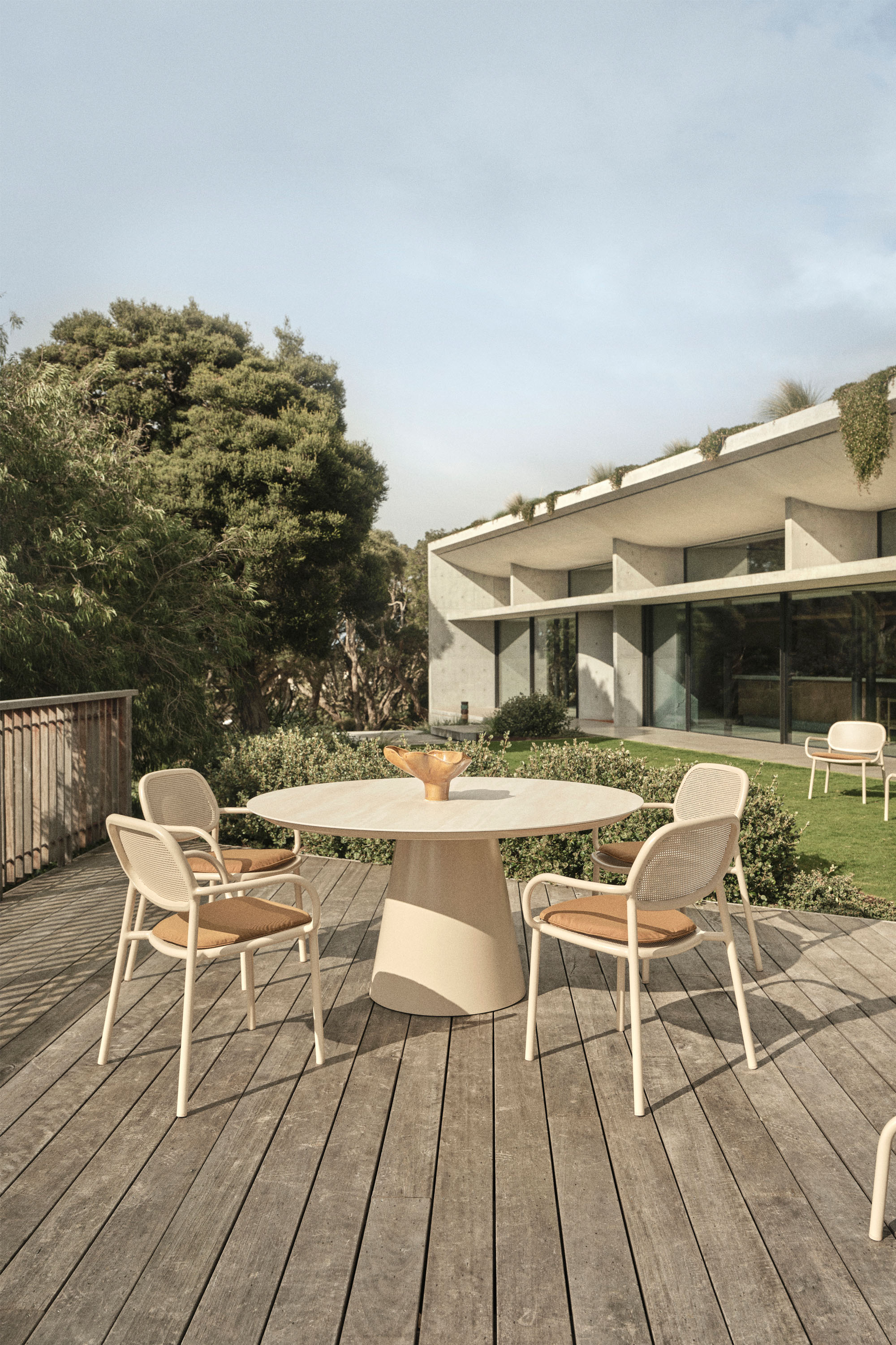 Jardan Outdoor Nilo Chair WithArms Elio DiningTable 1