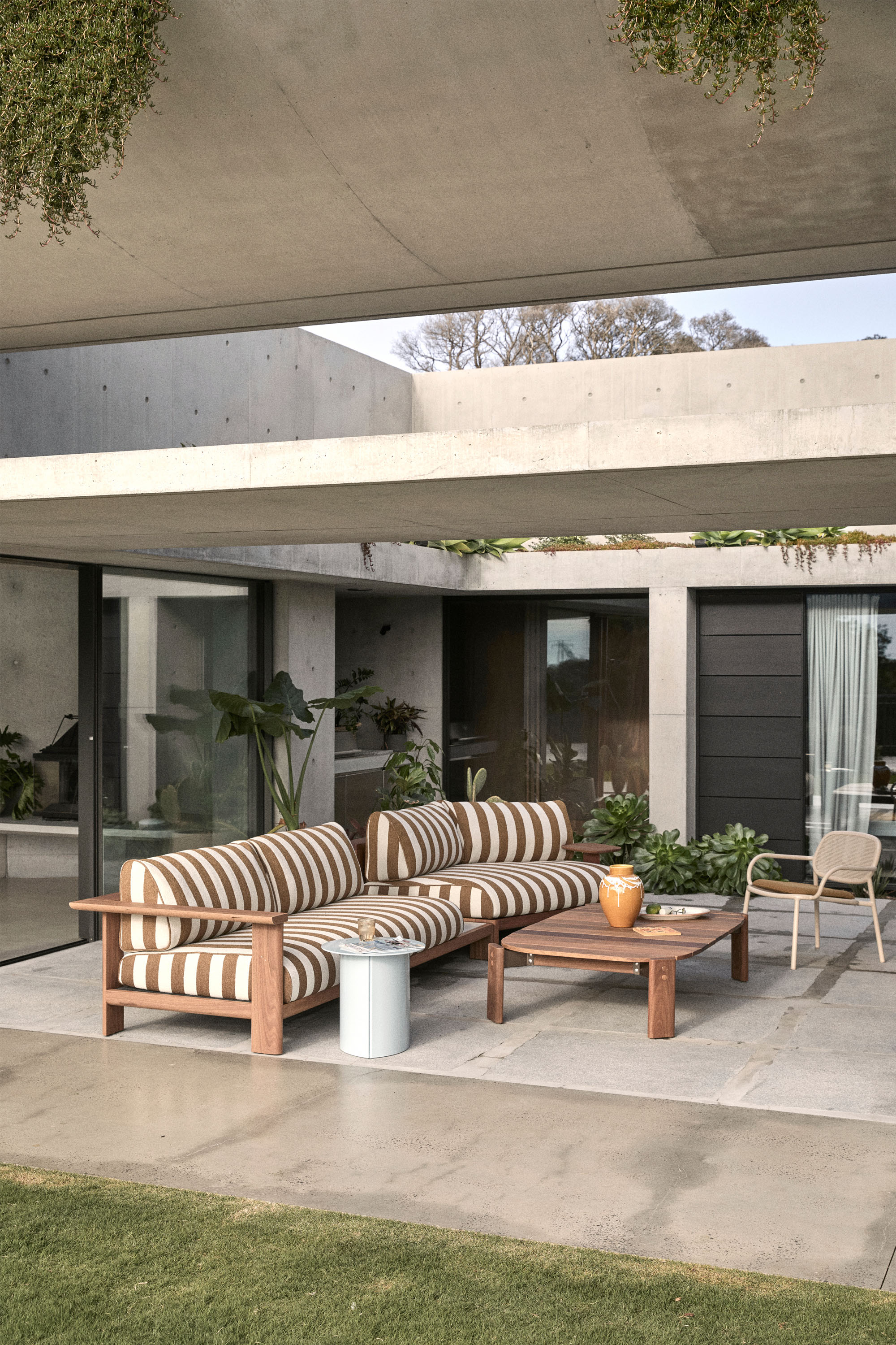 Jardan Outdoor Cosmo Sofa Modular Clem CoffeeTable Nilo Chair WithArms Soren SideTable 1
