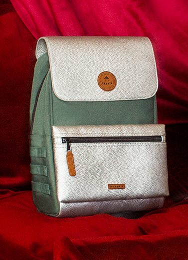 Cabaia Wir produzieren tierversuchsfreie und farbenfrohe Mützen, Socken, Rucksäcke und Handtücher für Männer, Frauen und Kinder. Unsere Accessoires haben alle ihre eigene Genialität zu entdecken.