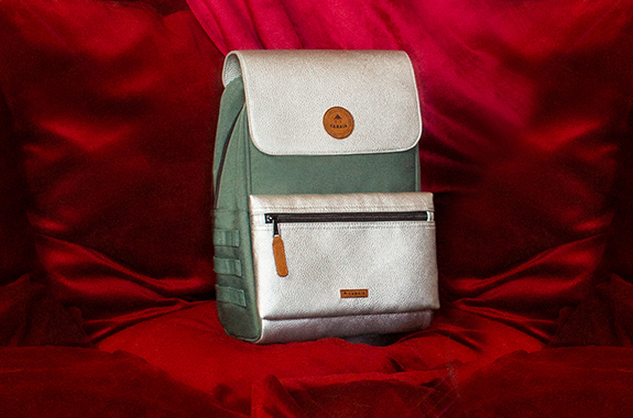 Cabaia Wir produzieren tierversuchsfreie und farbenfrohe Mützen, Socken, Rucksäcke und Handtücher für Männer, Frauen und Kinder. Unsere Accessoires haben alle ihre eigene Genialität zu entdecken.