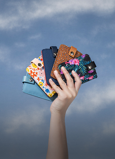 Cabaia Wir produzieren tierversuchsfreie und farbenfrohe Mützen, Socken, Rucksäcke und Handtücher für Männer, Frauen und Kinder. Unsere Accessoires haben alle ihre eigene Genialität zu entdecken.