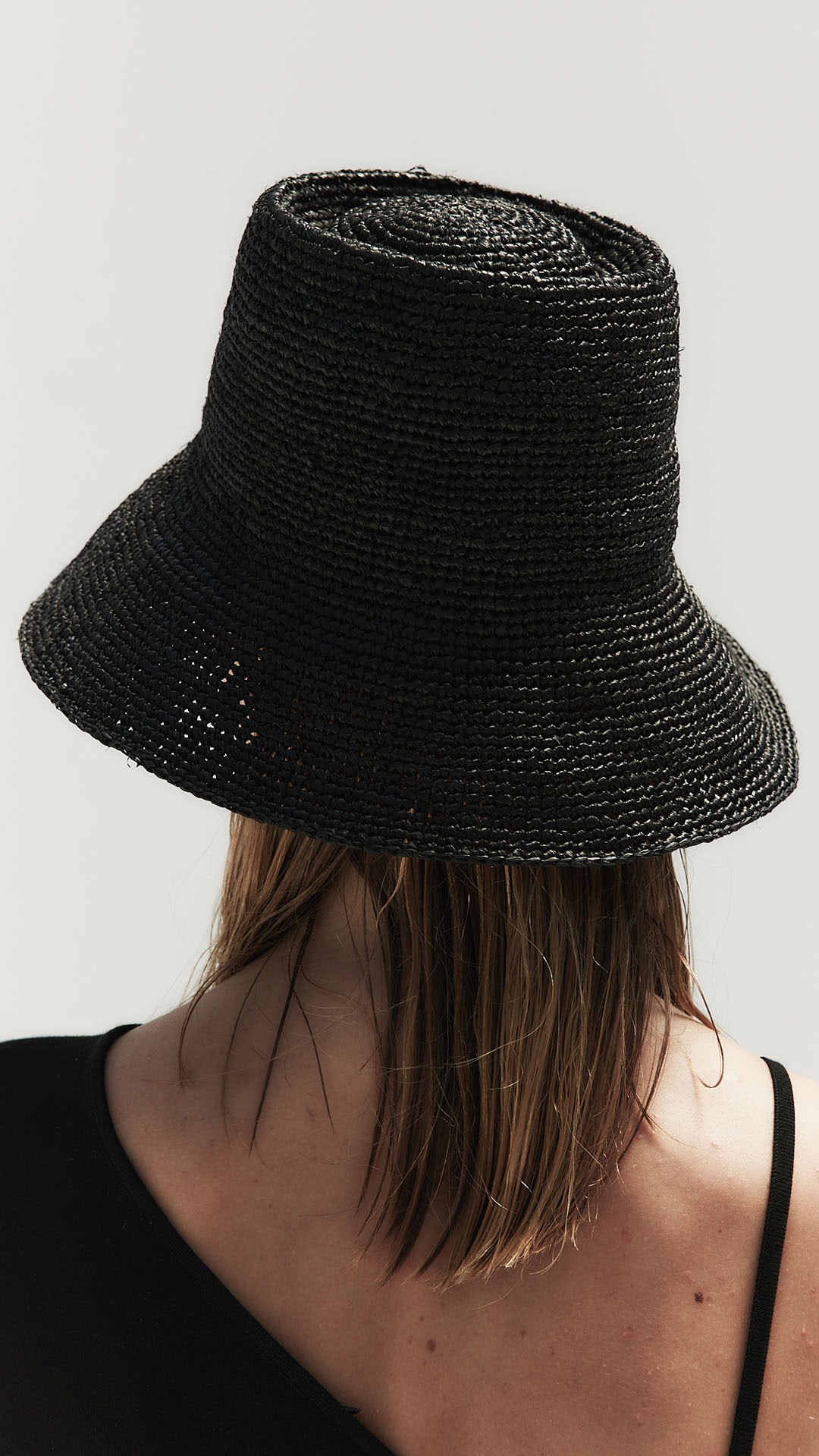 Felix Bucket - Janessa Leoné